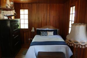 MatlockAaron's on the Lake的卧室配有木墙和窗户。