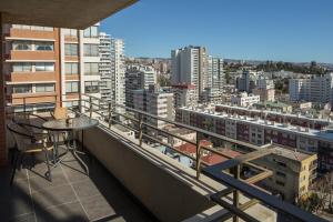 维纳德马Departamento Viña Del Mar 4 Norte的市景阳台配有桌子