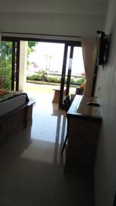 艾湄湾艾湄海洋度假村的客房设有书桌、床和窗户。