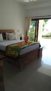 艾湄湾艾湄海洋度假村的卧室内的一张大床,设有窗户