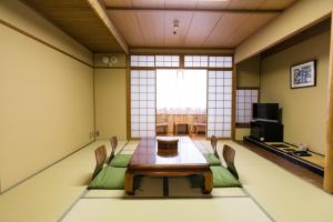 京都嵯峨岚山比纳里奥酒店的一间带桌椅的用餐室