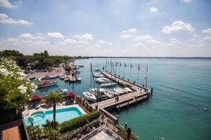 西尔米奥奈西尔米奥奈酒店的享有码头和水中船只的景色