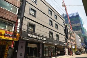 釜山BSB汽车旅馆的城市街道上与商务酒店合建的建筑