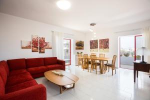干尼亚La Vita Moderna的客厅配有红色的沙发和桌子