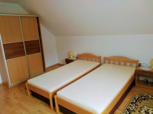 奥拉夫斯基波扎莫克Apartmán 80的小型客房配有两张床,