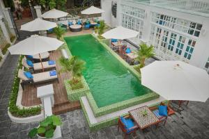 海防马尼奥尔德斯阿尔斯酒店的享有带椅子和遮阳伞的游泳池的上方景致