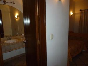 瓦哈卡市安缇格福廷酒店的一间带水槽和镜子的浴室