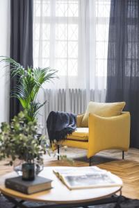 布拉格Lazenska N4 Residence的客厅配有黄色的沙发和桌子
