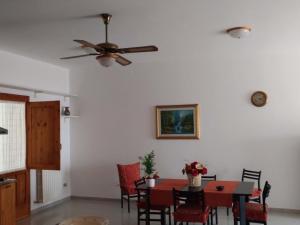 加利亚诺德尔卡波Casa Vacanze " IL PONTE "的一间带吊扇和桌椅的用餐室