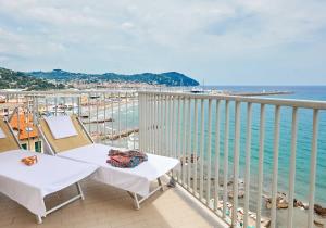 因佩里亚科拉罗酒店的阳台配有两把椅子,享有海景。