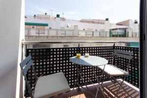拉梅特拉·德·玛尔INNOUTHOME Apartamento Ramón y Cajal II的阳台配有桌椅。