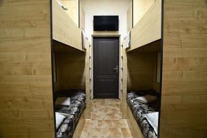 敖德萨Logovo Hostel的带两张双层床和一扇门的房间