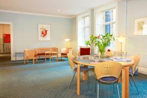 哥本哈根诺拉哥本哈根酒店的一间带桌椅的用餐室
