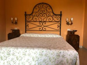 加沃拉诺La Locanda della Vecchia Hosteria的一间卧室设有一张大床和两个床头柜