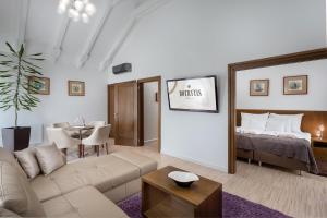 马德Botrytis Borhotel的带沙发、床和桌子的客厅