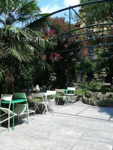 米兰马耳他酒店的庭院配有桌椅和鲜花