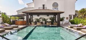 马贝拉诺布玛尔贝拉酒店的房屋旁带凉亭的游泳池