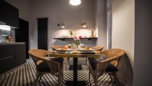 罗马SuiteLifeTrevi的一间带桌子和藤椅的用餐室