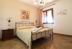 加利波利萨兰托加里波利比安库利沃住宿加早餐旅馆的一间卧室设有一张床和一个窗口