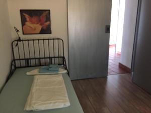 卡斯拉诺Mansarda Caslano的一间小卧室,卧室内配有一张床铺