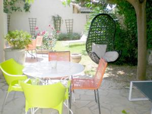 格雷乌莱班clos coutin的庭院配有白色的桌椅