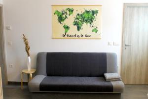 布莱德The Jungle Apartments and Rooms (Vila Džungla)的客厅里的沙发,墙上挂着世界地图