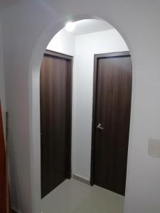 圣玛尔塔Apartamento Rodadero的走廊,房间有两个门