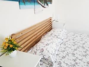 Casola di Napoli伊尔里弗吉奥苏德格尔非公寓的一间卧室配有一张带木制床头板的床