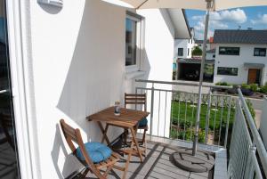 泰特南Ferienwohnung Elena的小阳台,配有木桌和两把椅子