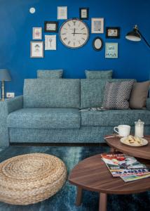 特罗吉尔Villa Lucia的蓝色的客厅配有沙发和桌子