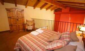 PiñuécarEl Bulín de Piñuecar的一间卧室配有一张床,上面有两条毛巾