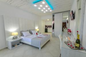 梅加利阿莫斯FTELIA LUXURY STUDIO ''QUATTRO''的白色卧室配有床和餐桌