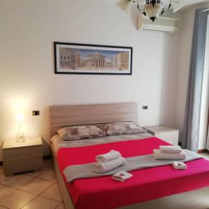 埃尔布斯科ACERO ROSSO B&B in Franciacorta的一间卧室配有一张大床和毛巾