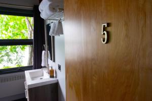 西沃德Seward Adventure Lodge的门上带水槽和6号的浴室