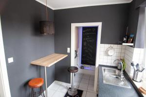 泰尔格特Beverlodge的厨房配有水槽和带凳子的台面