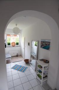 泰尔格特Beverlodge的客房铺有白色瓷砖地板,设有拱门。