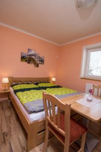 Dolní BukovskoPension Mijami的一间卧室配有一张床和一张木桌