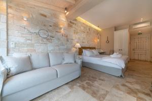 基尼拉Agorastos Suites的一间带两张床和一张沙发的客厅