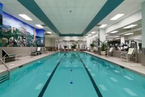 华盛顿Fairmont Washington DC Gold Experience的大楼内一个蓝色的大型游泳池