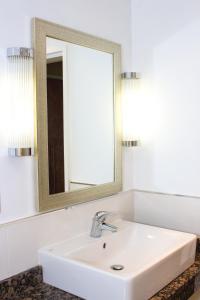 格里姆斯比Humber Royal Hotel的浴室设有白色水槽和镜子
