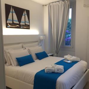 代森扎诺-德尔加达Residenza Elisa的一间卧室配有带毛巾的床