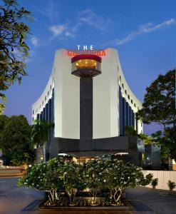 海得拉巴高康达酒店的建筑的侧面有标志