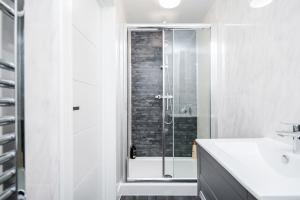 阿克斯桥Elthorne Luxury Apartments - Uxbridge的带淋浴和盥洗盆的白色浴室