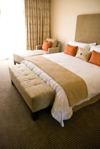 比勒陀利亚Kievits Kroon Gauteng Wine Estate的酒店客房,设有两张床和一张沙发