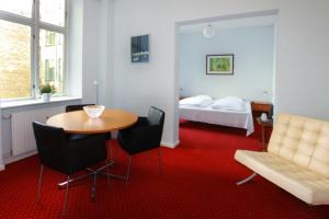 哥本哈根诺拉哥本哈根酒店的配有桌椅和床的房间