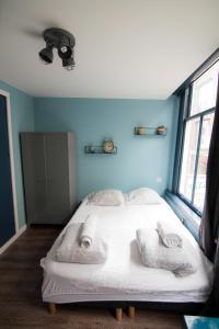 阿姆斯特丹都市氛围住宿加早餐旅馆的卧室配有白色床和毛巾