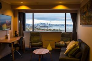 奥克兰Picture Perfect Hotel Living的客房设有大窗户,享有城市美景。