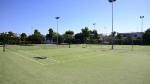 切萨雷奥港Villetta Residence Chiusurelle的网球场,上面有两顶网球网