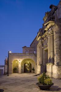 普拉森西亚普拉森西亚旅馆的一座大型石头建筑,建筑中设有柱子