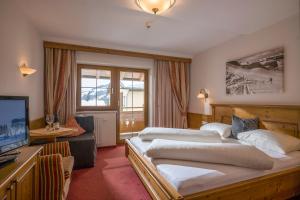 布利克森塔勒罗伊斯彭思特酒店的酒店客房设有两张床和电视。